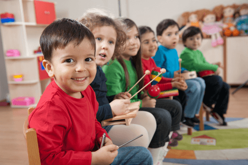أطفال يعزفون على آلات إيقاعية